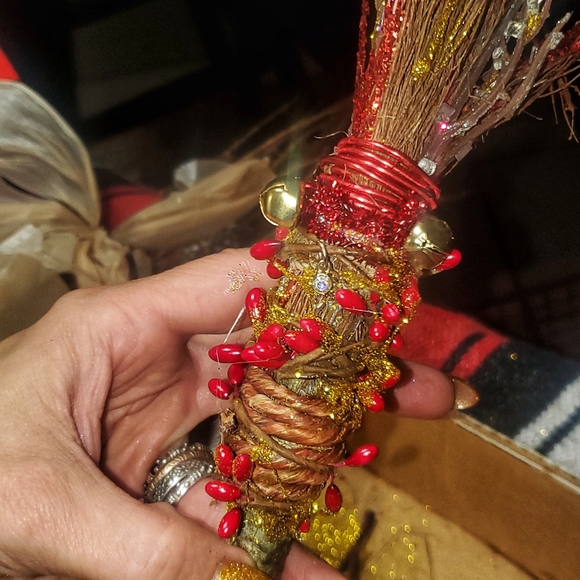 Holiday mini cinnamon brooms - Picture 4 of 5